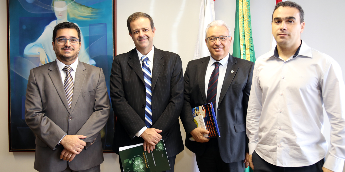 A comitiva da Abin foi recebida pelo presidente Cláudio Terrão (esq) / Foto: Thiago Rios